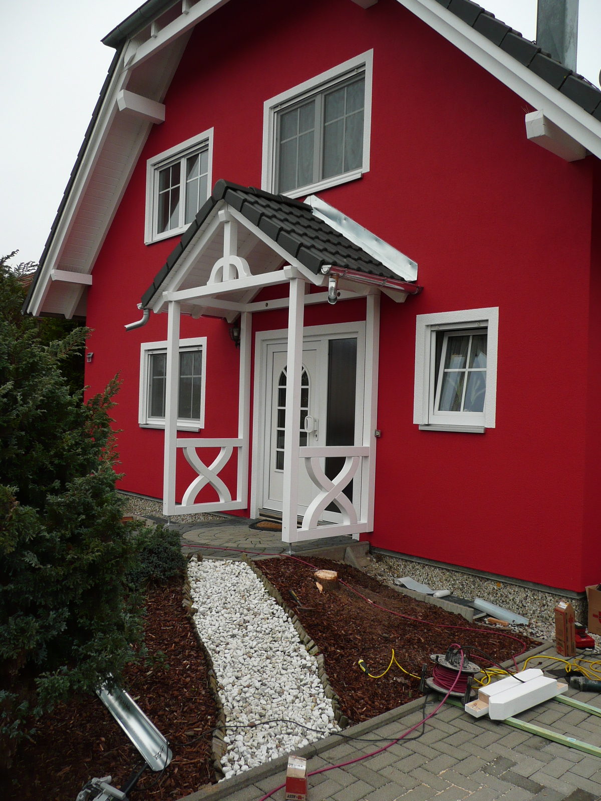 Haustürvordach Bayerischer Wald mit Dachsteinen