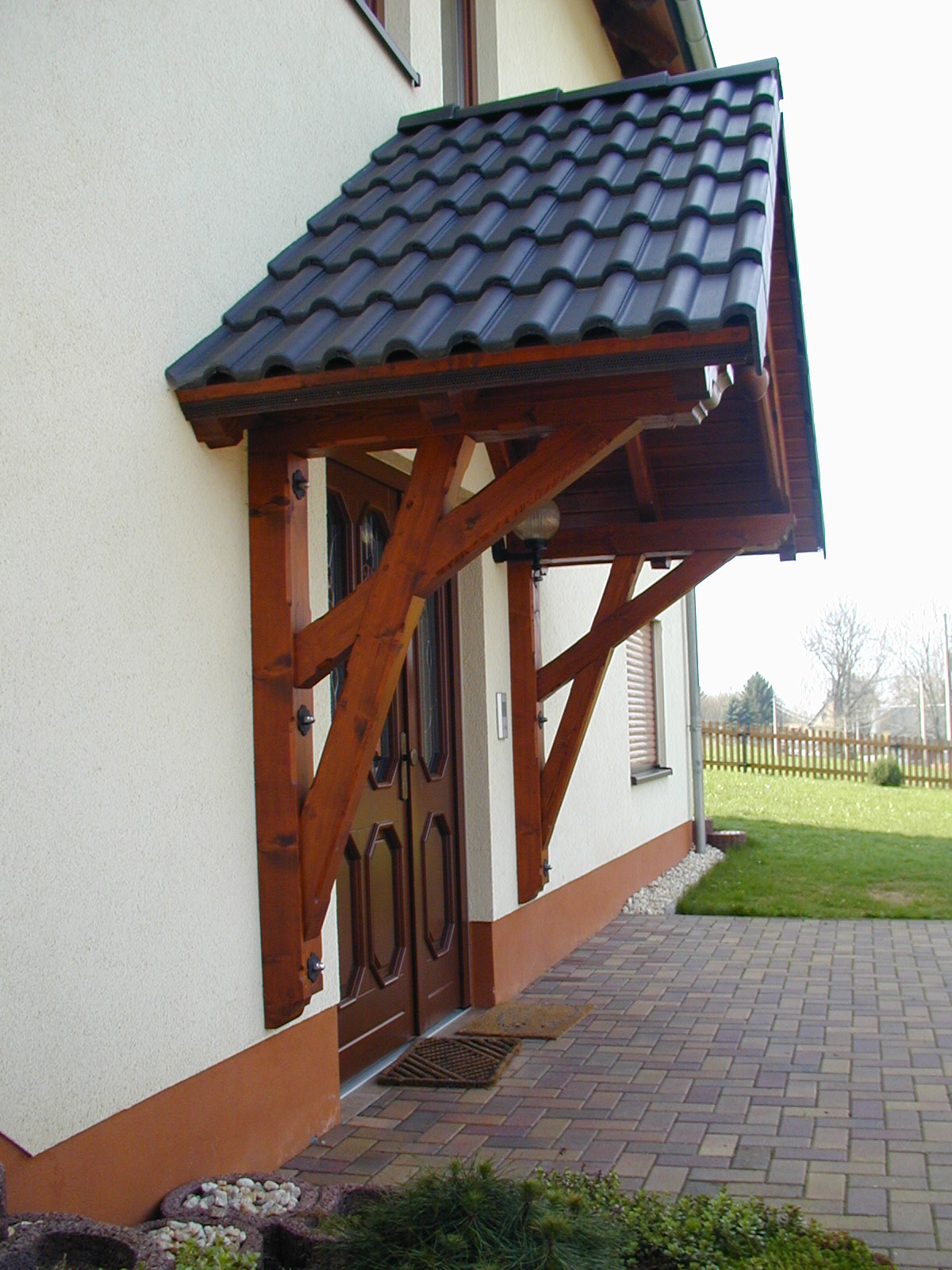 Satteldach Holzvordach mit Dachsteinen