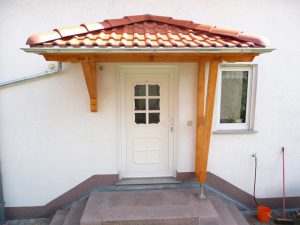 Holzvordach Odenwald Typ1 Vorderansicht mit Eindeckung und Dachrinne