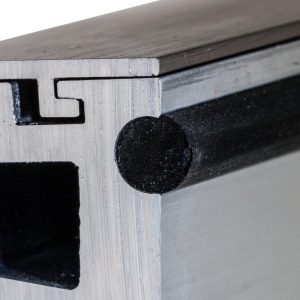 Details Glasvordach Dura plus - Abdichtung in Wandschiene