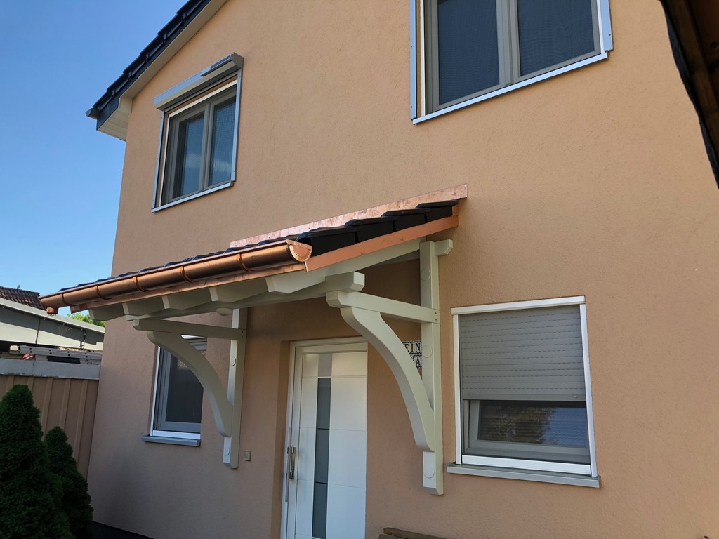 Holzvordach Pfaelzerwald mit gebogenen Kopfbändern