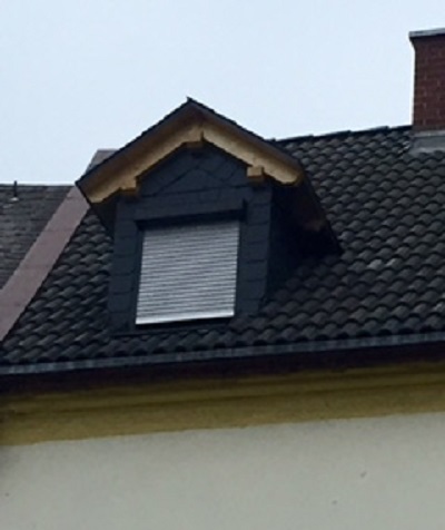 Dach mit Gaube eingedeckt
