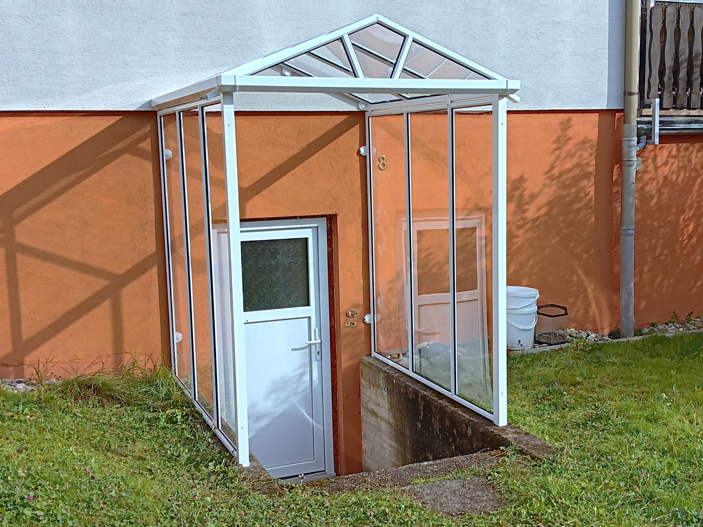 Kellertreppenüberdachung auf Vordach-Basis 'Rom' in Weilburg